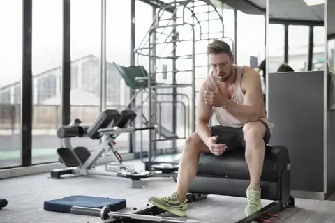 This 8×8 EMOM Workout Is Your Shortcut to Building Strong Legs and Abs