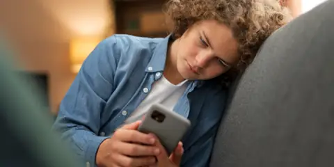 How Digital Overload Fuels Boredom and Mental Drift